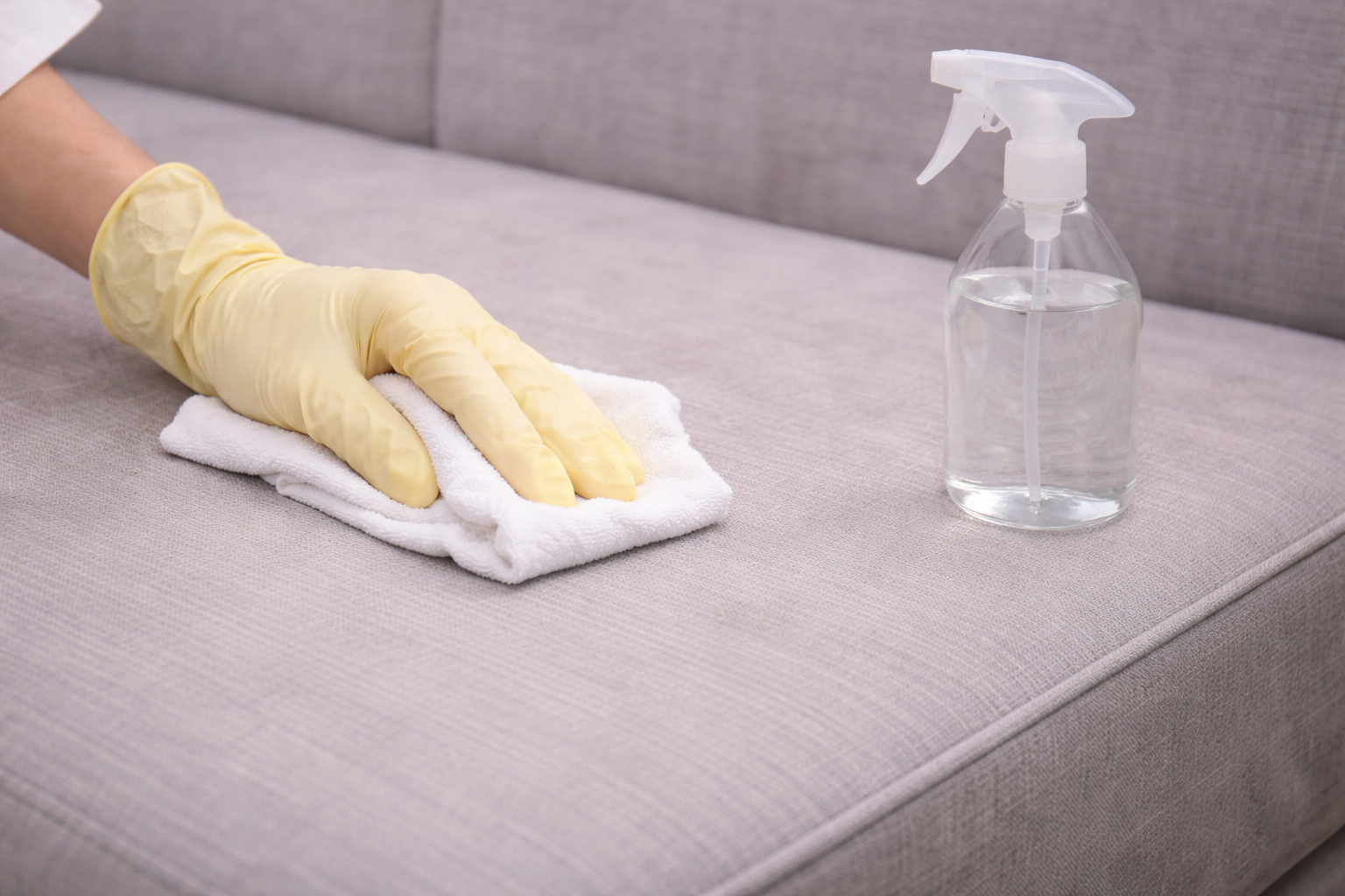 Jak czyścić sofę z mikrofibry?