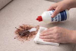 Jak usunąć plamy z czekolady z kanapy?